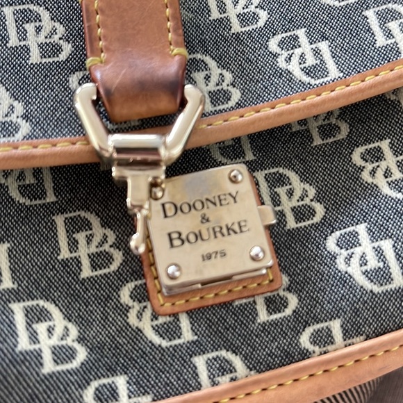 Dooney And Bourke Vintage Signature Collection Wristlet Detachable Strap used - Picture 2 of 4